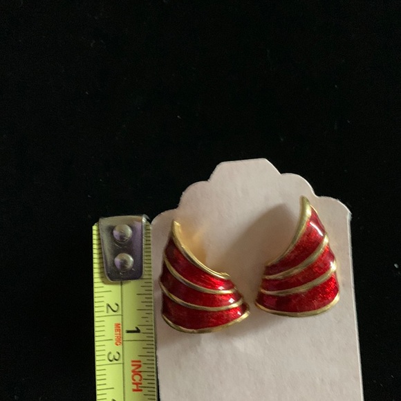Vintage Red and gold tone 1” wing like enamel pierced earrings - Picture 2 of 4